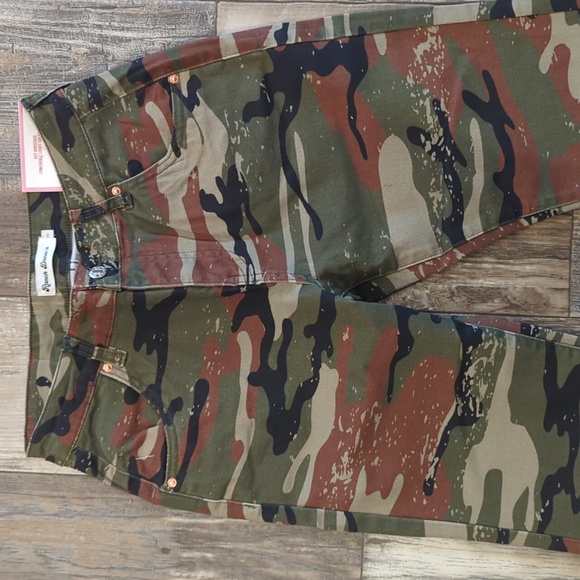 RANCH DRESS'N Fallon Taylor "Land of the Free" camo & flag super flare jeans sz2 - Picture 8 of 13